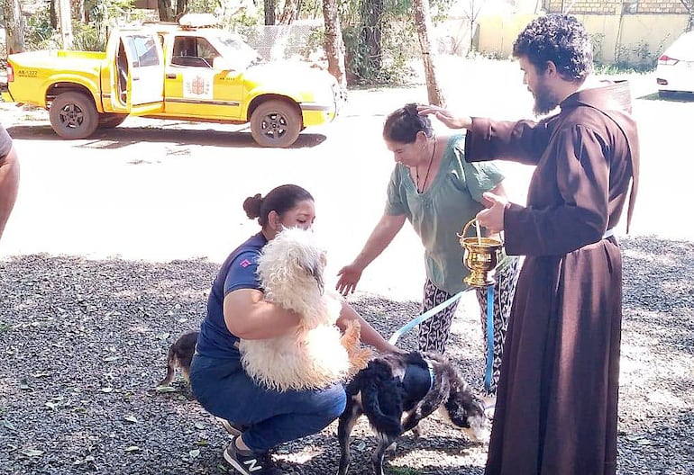 Tres canes rescatados y luego adoptados por bomberos voluntarios de la compañía K 122 de Minga Guazú también llegaron al lugar para la bendición.