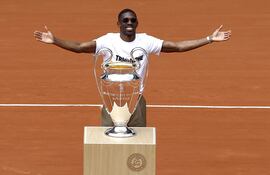 El jugador del PSG Ousmane Dembele prometió que llevaría la "Orejona" a Roland Garros si la conquistaban y este lunes cumplió su palabra.