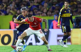 El mediocampista de Boca Juniors Milton Delgado y el defensor de Independiente Facundo Zabala luchan por el balón durante el partido del Torneo Apertura 2026 de la Liga Profesional de Fútbol de Argentina entre Boca Juniors e Independiente en el Estadio La Bombonera en Buenos Aires.