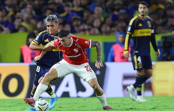 El mediocampista de Boca Juniors Milton Delgado y el defensor de Independiente Facundo Zabala luchan por el balón durante el partido del Torneo Apertura 2026 de la Liga Profesional de Fútbol de Argentina entre Boca Juniors e Independiente en el Estadio La Bombonera en Buenos Aires.