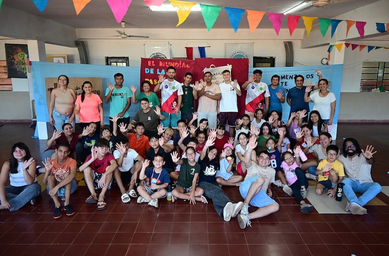 Niños, coordinadores y el cura párroco (derecha, sentado) Paul Raj Chinnapann en la Iglesia San Vicente de Paul.
