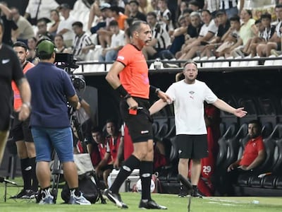 El árbitro de Juan Gabriel Benítez (remera naranja) camina hacia el VAR para analizar una jugada durante el partido entre Libertad y Olimpia por la fecha 12 del torneo Clausura 2026 de la Primera División de Paraguay en el estadio La Huerta, en Asunción, Paraguay.