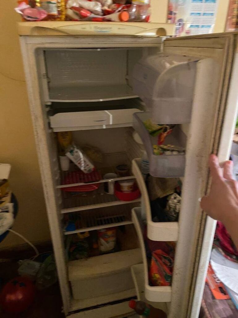 Una heladera que no funciona y alimentos en descomposición se hallaron en el inquilinato.