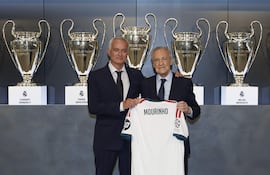 El portugués José Mourinho (i) junto al presidente del club, Florentino Pérez, durante su acto de presentación como nuevo entrenador del Real Madrid.