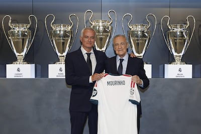 El portugués José Mourinho (i) junto al presidente del club, Florentino Pérez, durante su acto de presentación como nuevo entrenador del Real Madrid.