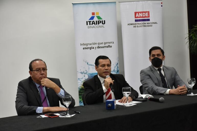 El director general paraguayo de Itaipú, embajador Manuel María Cáceres; el presidente de la ANDE, Ing. Félix Sosa; y el consejero de Itaipú, Ing. Gerardo Blanco.
