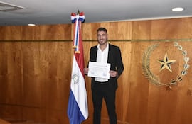 El portero de Olimpia, Gastón Hernán Olveira (32 años), con el documento que lo convirte en nuevo ciudadano paraguayo.