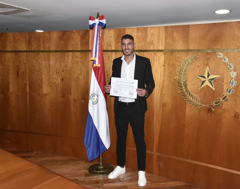 El portero de Olimpia, Gastón Hernán Olveira (32 años), con el documento que lo convierte en nuevo ciudadano paraguayo.