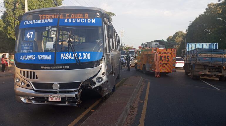 El bus de la línea 47 involucrado en el triple choque sobre la ruta PY01 y que dejó como saldo dos mujeres con lesiones graves.