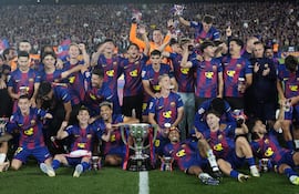 Los jugadores del FC Barcelona celebran el título de Liga con el trofeo al finalizar el encuentro correspondiente a la jornada 35 de LaLiga que FC Barcelona y Real Madrid disputaron este domingo en el Camp Nou, en Barcelona.