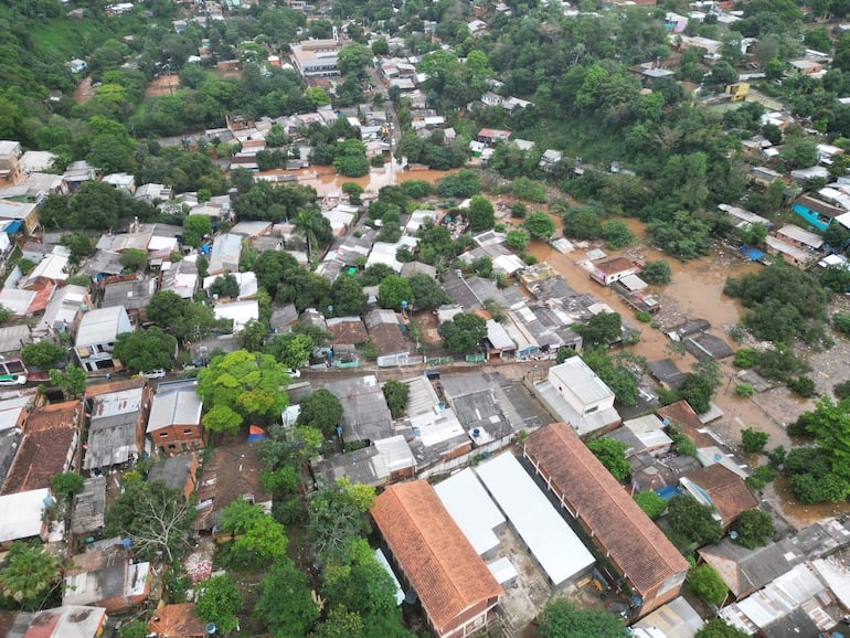 Vista aérea del barrio San Rafael, con casas de techos coloridos y sectores inundados por la lluvia.