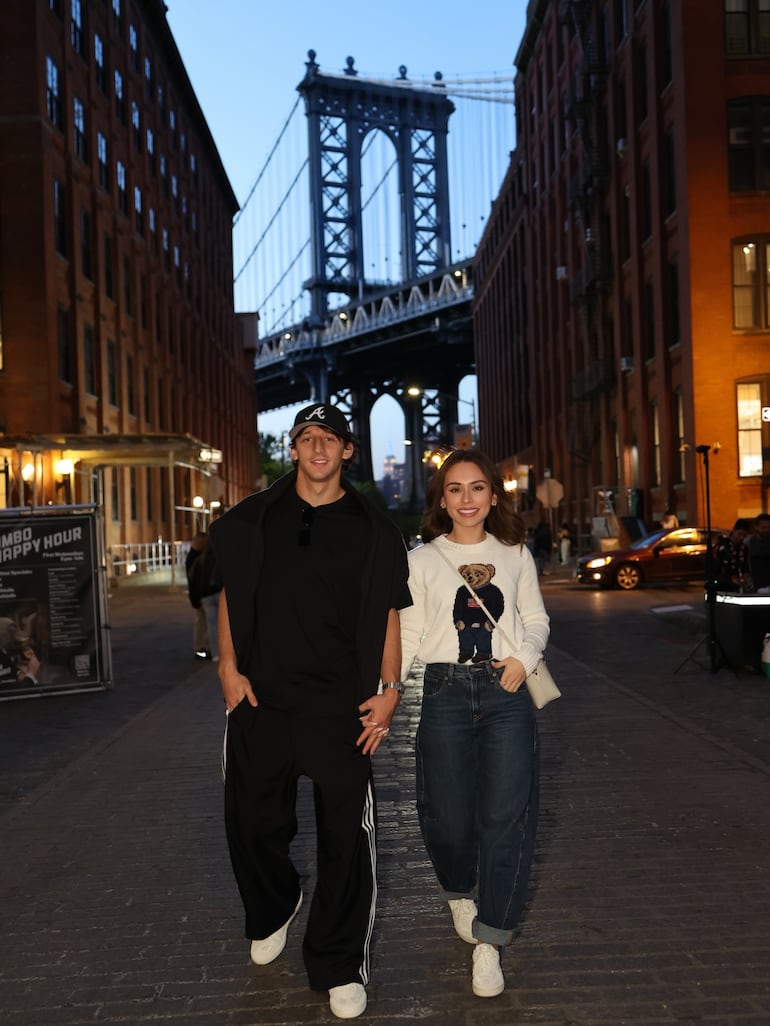 Matías Galarza y Jessica Marecos de la manito, con el Puente de Manhattan de fondo. (Instagram/Jessica Marecos)