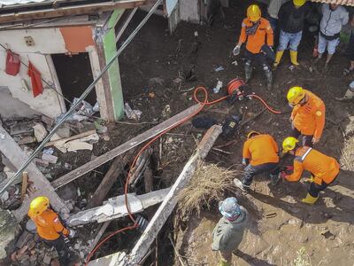 Esta fotografía proporcionada por la Agencia Nacional de Búsqueda y Rescate de Indonesia (Basarnas) muestra a los rescatistas que buscan a las víctimas de las inundaciones repentinas en Tanah Datar, Sumatra Occidental, Indonesia.