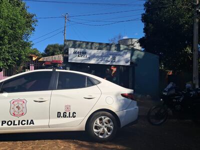 Detienen a dos jóvenes en Cambyretá e incautan computadoras presuntamente hurtadas.