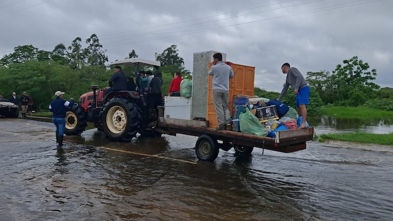 Tareas de evacuaciones por crecida del río Paraná en Ayolas