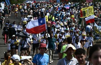 Jóvenes y peregrinos se reúnen en el barrio de Tor Vergata, al este de Roma, para una vigilia de oración presidida por el Papa antes de la misa dominical, en el marco del Jubileo de la Juventud, el 2 de agosto de 2025.