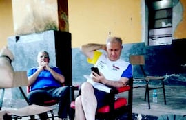 Ramón González Daher fue fotografiado con un teléfono celular dentro de la Agrupación Especializada. Según fuentes, de esta manera sigue controlando sus préstamos usurarios.