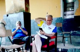 Ramón González Daher fue fotografiado con un teléfono celular dentro de la Agrupación Especializada. Según fuentes, de esta manera sigue controlando sus préstamos usurarios.