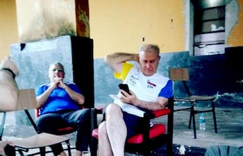 Ramón González Daher fue fotografiado con un teléfono celular dentro de la Agrupación Especializada. Según fuentes, de esta manera sigue controlando sus préstamos usurarios.