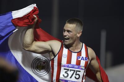 Lars Flaming de Paraguay celebra al ganar medalla de oro en la categoría lanzamiento de jabalina masculino, en los II Juegos Panamericanos Junior ASU 2025 este lunes, en Luque (Paraguay).