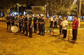 En la plaza Boquerón de San Juan Bautista, Misiones, conmemoran el día del folclore paraguayo.