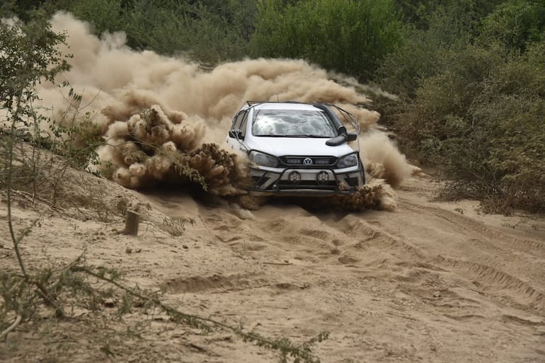 El auto de recorrida de Sebastián Martínez y Alejandro Álvarez, piloto y copiloto del ARD Competición, trancados en una subida del tramo de la Picada Histórica del Rally del Chaco 2026.