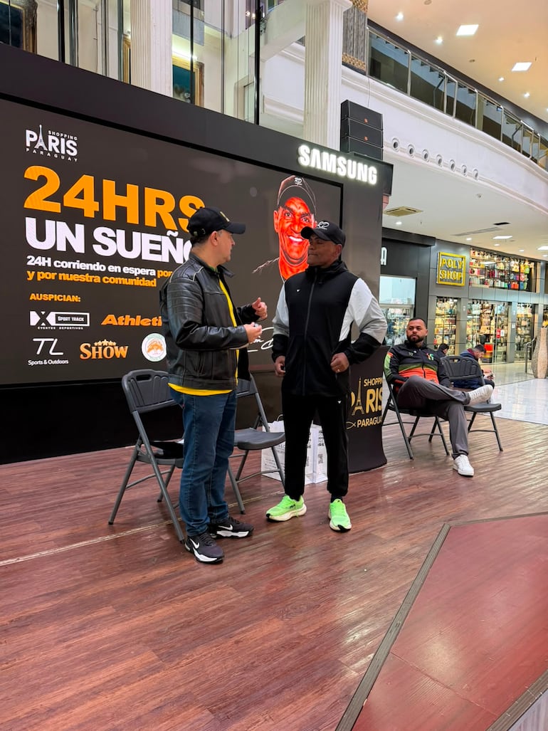 Robson durante el lanzamiento del evento "Corriendo en cinta por un sueño y por nuestra comunidad".