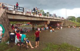 Muchas personas fueron a darse un chapuzón en el arroyo Tapiracuai en el departamento de San Pedro.