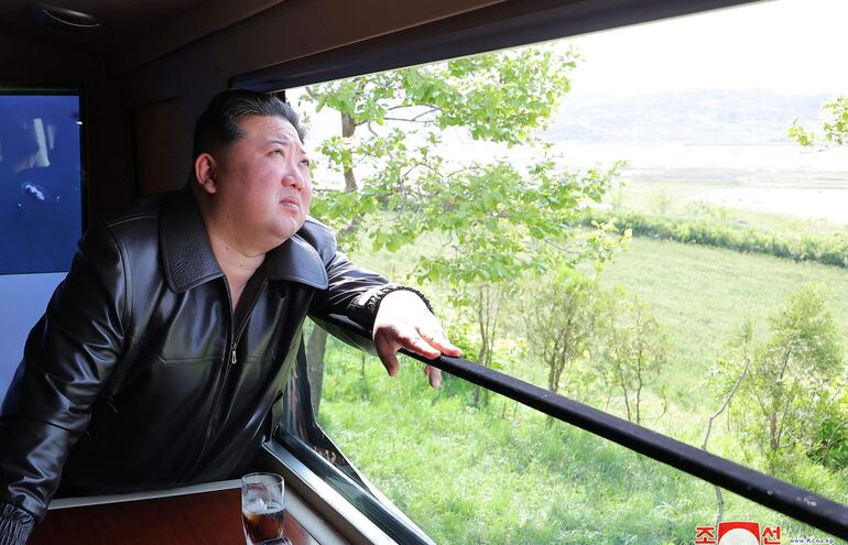 Líder norcoreano Kim Jong Un inspeccionando un tiro de prueba de un misil balístico táctico en el que se encuentra una nueva navegación autónoma.
