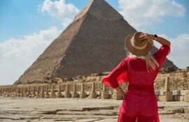 Mujer frente a una pirámide en Egipto.