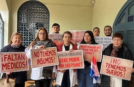 Médicos llegaron a Caacupé con carteles para visibilizar sus reclamos y exigir soluciones a las autoridades.
