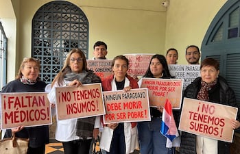 Médicos llegaron a Caacupé con carteles para visibilizar sus reclamos y exigir soluciones a las autoridades.