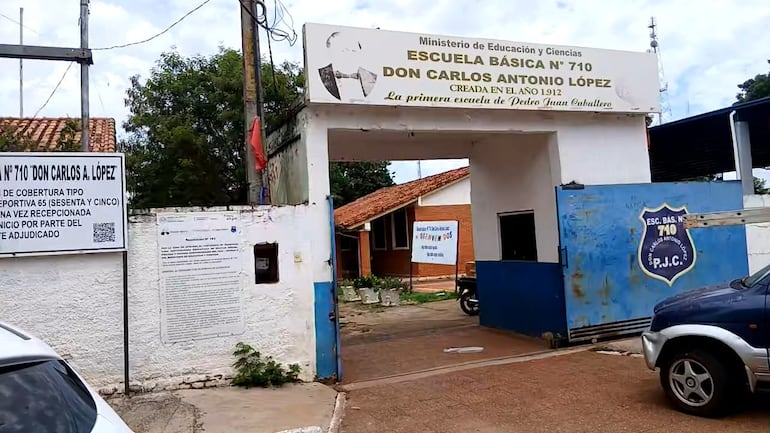 Falta mobiliario y un pabellón está clausurado a días de iniciarse las clases en la centenaria escuela de Pedro Juan Caballero