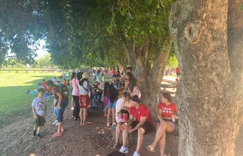 Varias personas fueron a disfrutar del día al aire libre en la playa de Areguá.