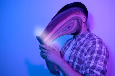 Concepto de scrolling, smartphone, redes sociales.
