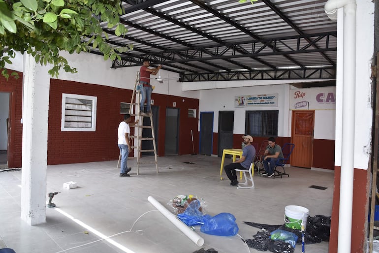 Obreros trabajan en mejoras en el Colegio Nacional Juan L. Mallorquín.
