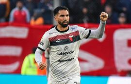Alberto Espínola celebra su gol para Colón ante Independiente.