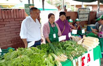 Realizan feria de Agricultura familiar en San Lorenzo. La venta es hasta agotar stock.