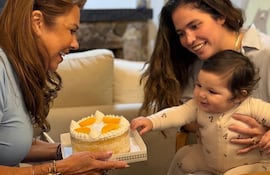 La senadora Celeste Amarilla con la cumpleañera Evangelina y su mami Juliana Boccia.