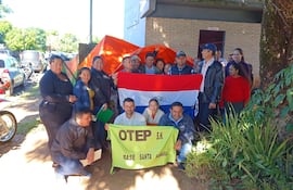 Comunidades educativas de Santa Rosa del Aguaray, acampan en la dirección de educación para exigir rubros