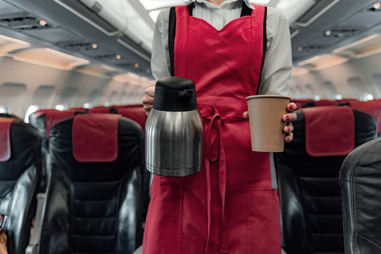 Café en el avión.