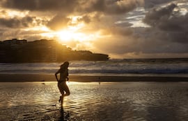 Amanecer en la playa de Bondi, en Sidney, Australia.