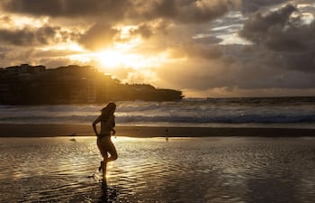 Amanecer en la playa de Bondi, en Sidney, Australia.