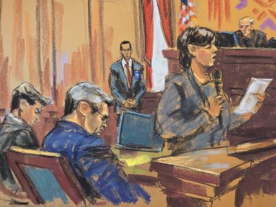Reproducción fotográfica de un dibujo realizado por la artista Jane Rosenberg, donde aparece el expresidente de Honduras Juan Orlando Hernández (c), mientras escucha la sentencia en su contra, leída por una asistente del juez, junto a su abogado defensor, Raymond Colón (i), en el tribunal federal del Distrito Sur de Manhattan en Nueva York (EE.UU.).
