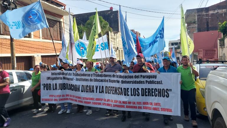 Docentes marchan este 11 de marzo en medio del tratamiento de la reforma de la caja fiscal en el Senado.