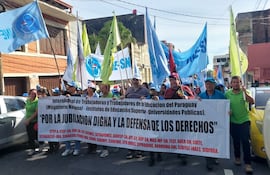 Docentes marchan este 11 de marzo en medio del tratamiento de la reforma de la caja fiscal en el Senado.