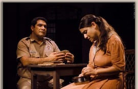 Koki Delvalle y Gabriela Báez en la obra teatral "Añamemby", escrita y dirigida por Agustín Núñez.