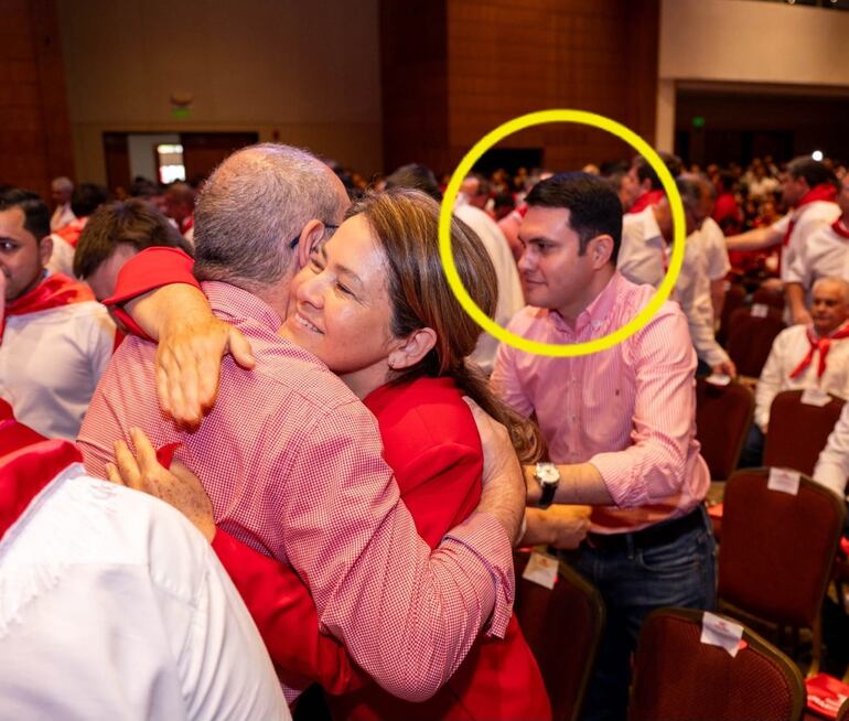 “La madrina”, diputada Cristina Villalba, abraza a Justo Zacarías, y detrás de ella, el senador cartista acusado Hernán  Rivas.