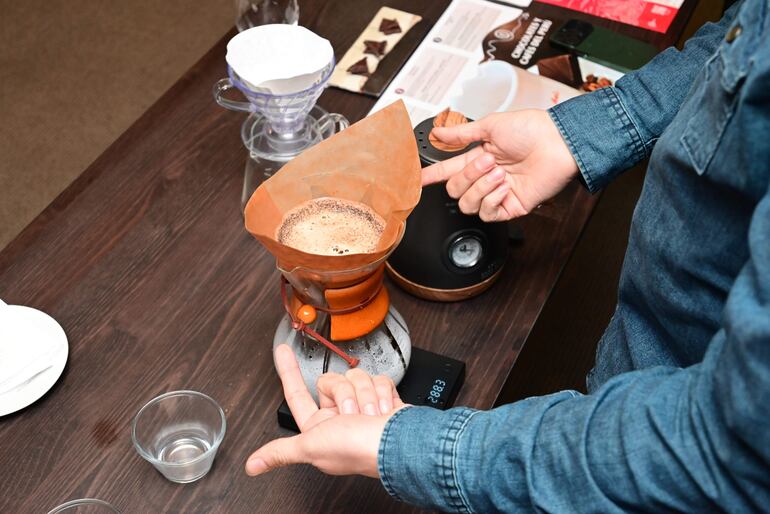 El Barista Fabián Ávalos realizó la preparación en vivo de los cafés con un viaje sensorial por Perú.