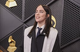 Billie Eilish sumó a su atuendo un pin con la inscripción “fuera ICE”.